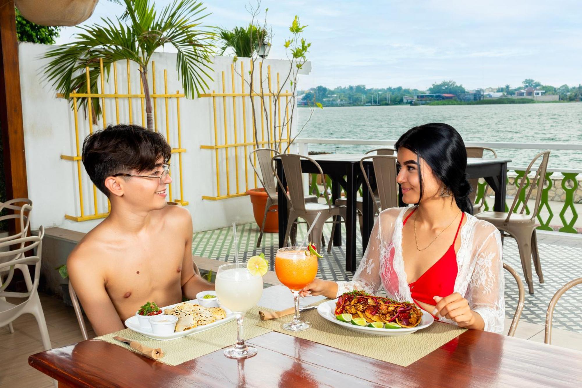 Hotel Peten Флорес Экстерьер фото